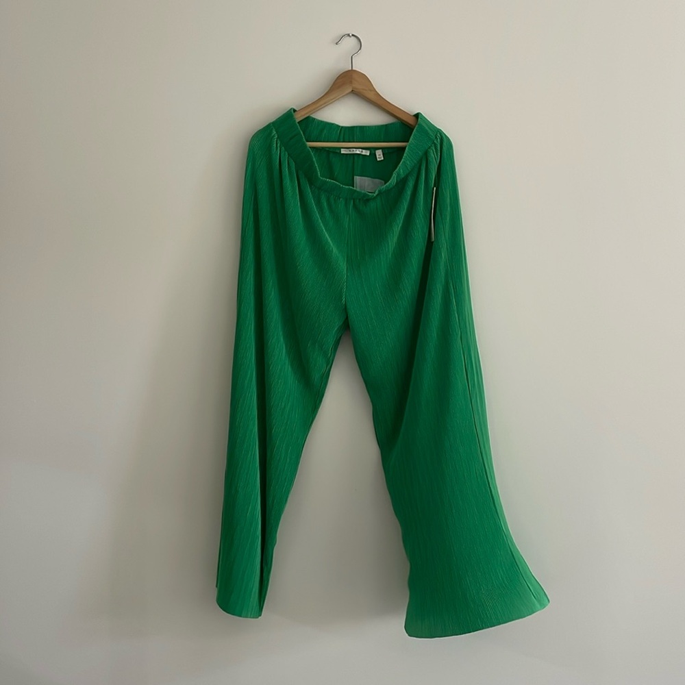 Wide leg pleated green pants 1X